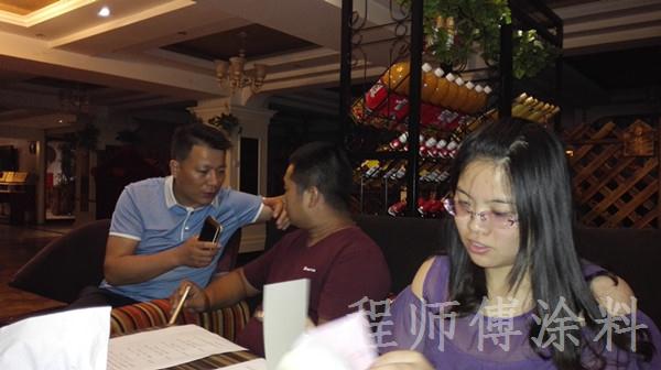 程總與經(jīng)銷(xiāo)商交談